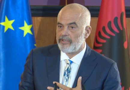 “PËR ÇDO ZGJIDHJE, KANË NGA NJË PROBLEM”/ Rama u përgjigjet kritikëve për ceremoninë e zhvilluar për boksierin Florian Marku! Ja dallimi…