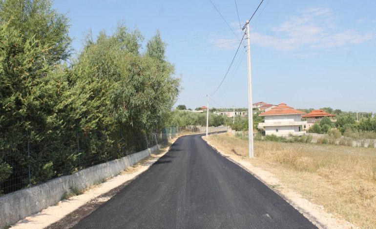 PUBLIKON FOTOT/ Balla: Përfundon shtrimi me asfalt në disa akse rrugore të shtrira në të gjitha fshatrat e Zharrëzës