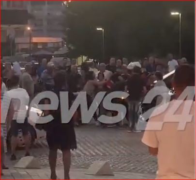 POLICIA ARRESTON TË RIUN NË VLORË/ Vajza pasagjere përleshet ashpër me efektivët për të ndaluar shoqërimin e tij