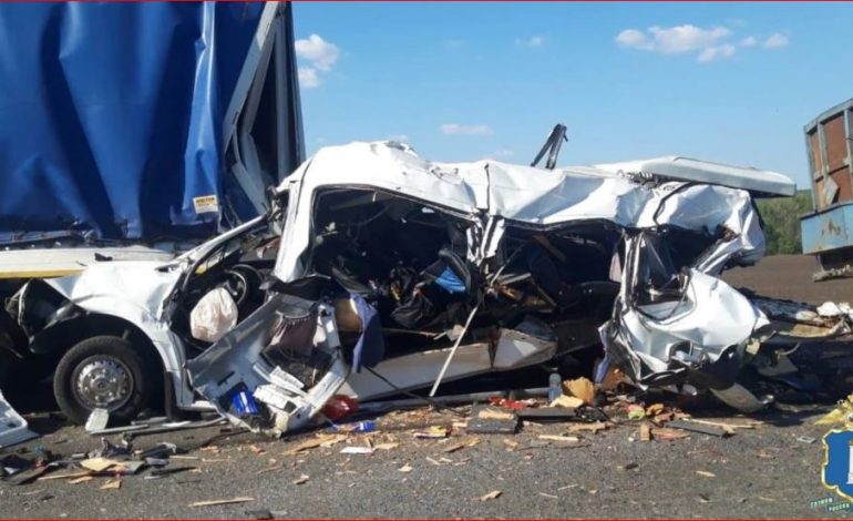 AKSIDENT I FRIKSHËN NË RUSI/ Minibusi përplaset nga dy kamionë, vdesin 15 persona