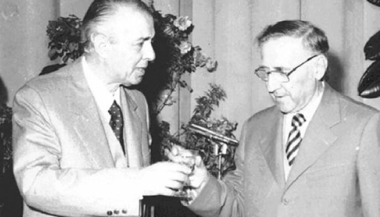 DOSSIER/ “Klanet e Enverit dhe Mehmetit kur qeverisnin bashkë”, libri i ish-kryehetuesit të diktaturës: Pse mungon origjinali i letrës që pa kryeministri ditën kur u vra?