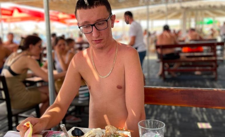 I VENDOSUR PËR LUFTË/ I riu shqiptar i prekur nga sëmundja e rrallë që deformon kockat thirrje ekspertëve britanikë: Mbështesni kërkimet…