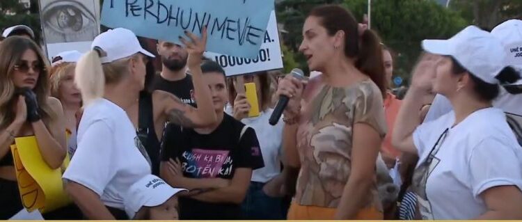 NDODH DHE KJO/ “Faleminderit Zhaklin për gjithçka bën”/ Sherr tek protesta për 11-vjeçaren e përdhunuar, Fifi reagon: E organizova unë