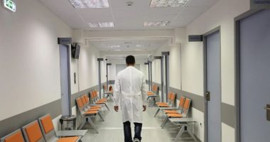 TRAGJEDI NË GREQI/ Babai i tre fëmijëve vdes në krahët e bashkëshortes teksa priste radhën për tu vizituar në spital