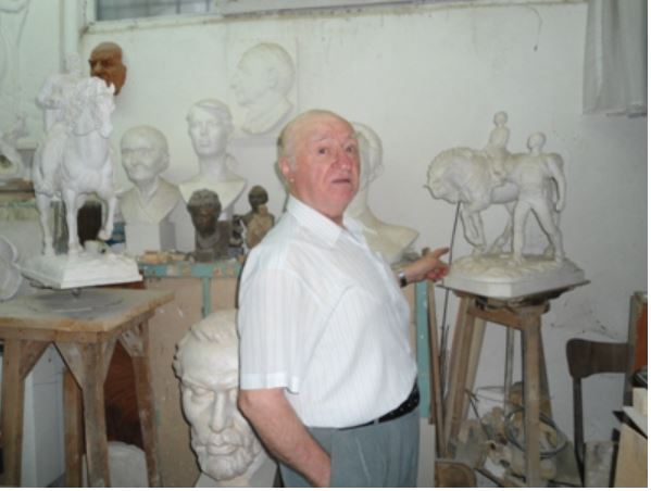 ARTI NË ZI/ Ndërron jetë në moshën 91-vjeçare skulptori i njohur shqiptar, Thanas Papa