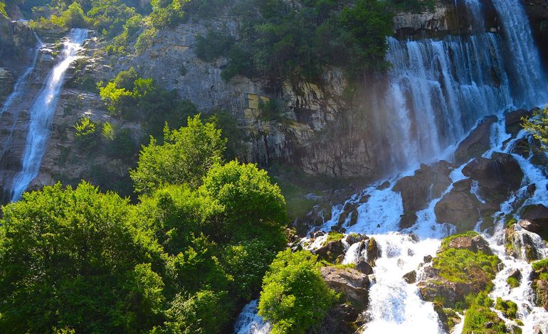 TURISTJA NGA PERUJA RREZIKON JETËN NË GRAMSH/ Ngec mes shkëmbinjve, e shpëton Policia