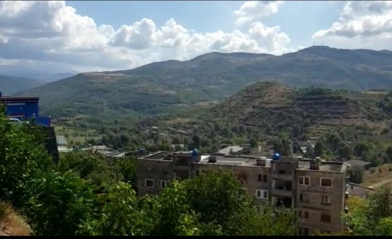 “JEMI TURISTË”/ U kapën në uzinën e Poliçanit duke bërë foto, lirohen 4 çekët