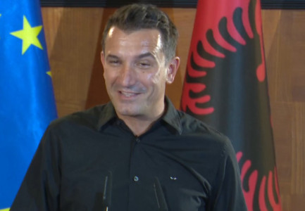 CEREMONIA E NDERIMIT TË FLORIAN MARKUT/ Veliaj: Shumë krenarë për ty. Mund ta bëje ndeshjen kudo, por i dhe Shqipërisë një dhuratë