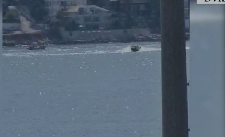 REFUZOI TË TREGOJË DOKUMENTACIONET E SKAFIT/ Gjobitet 18-vjeçari në Sarandë, policia i bllokon edhe mjetin