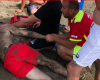 FOTOLAJM/ Po mbytej në det, pushuesit dhe dy roje bregdetare shpëtojnë të riun në plazhin e Spillesë