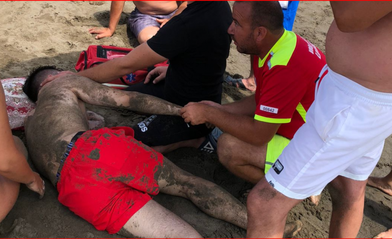 FOTOLAJM/ Po mbytej në det, pushuesit dhe dy roje bregdetare shpëtojnë të riun në plazhin e Spillesë