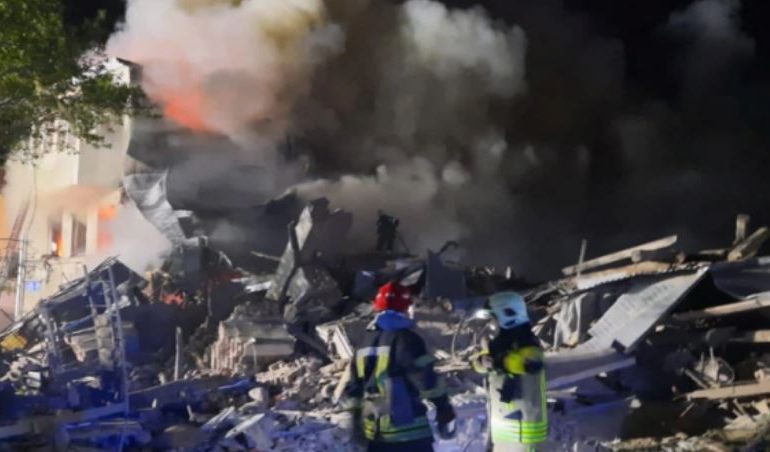 RUSIA SULMON NJË BLLOK BANESASH NË KHARKIV/ Ka të vdekur, shpërthen Zelensky: Do të hakmerremi