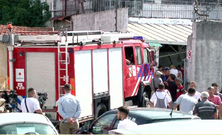 “DY PUNONJËS TË ASFIKSUAR…”/ Shefi i Zjarrfikësve jep detaje për zjarrin në fabrikën e sfungjerit: Shërbimet u nisën nga 3 stacione…