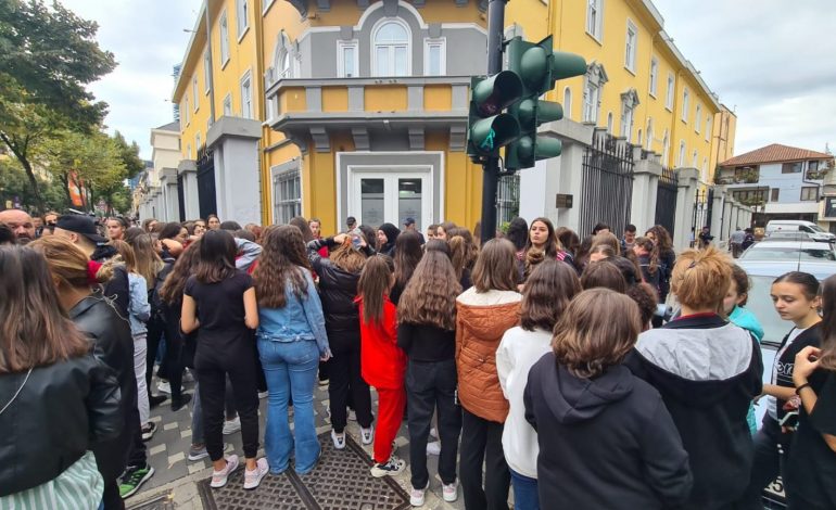 KUNDËR VENDIMIT PËR MBYLLJEN E SHKOLLËS/ Nxënëset e “Mehmet Akif” protestë para Ministrisë së Arsimit, thirrje Kushit: Jepni dorëheqje!