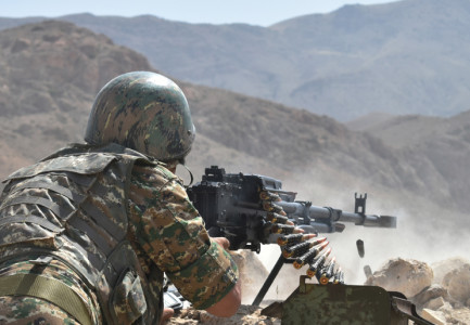 PLAS LUFTA ARMENI-AZERBAJXHAN/ Gjithë natën bombardime në kufi