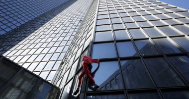 MBUSHI 60-VJEÇ/ “Spiderman-i” i Francës sfidon veten duke u ngjitur në ndërtesën 48 katëshe