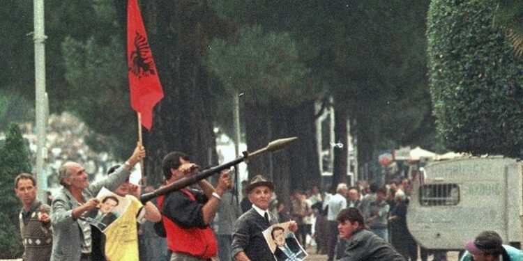 24 VITE NGA 14 SHTATORI/ Sali Berisha tentoi një grusht shteti gjatë ceremonisë mortore të Azem Hajdarit