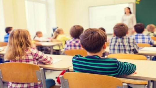 SOT NIS VITI I RI SHKOLLOR/ 29 mijë fëmijë ulen për herë të parë në banka