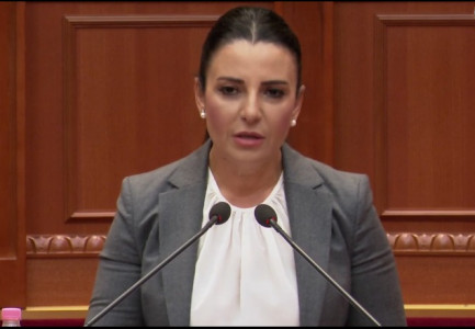 “NJERËZIT DUHET TË BËJNË DUSH BASHKË”/ Balluku flet për këshillat për të kursyer energji elektrike: Ne i referohemi burimeve prestigjoze