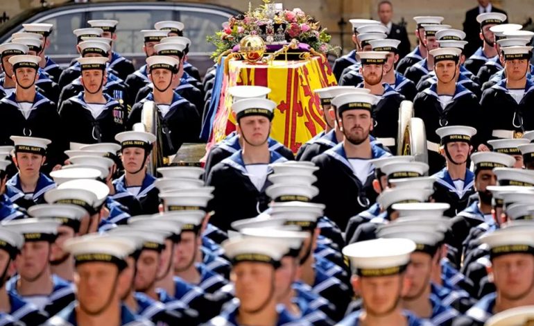 PAMJET NGA CEREMONIA E FUNERALIT TË MBRETËRESHËS ELIZABETH/ Flamuj në gjysmështizë, kortezhi me arkëmortin e monarkes më jetëgjate në fron