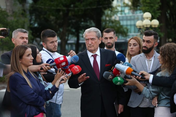FLET PËR PROTESTAT/ Berisha: Shqiptarët do i japin përgjigjen e merituar Edi Ramës…