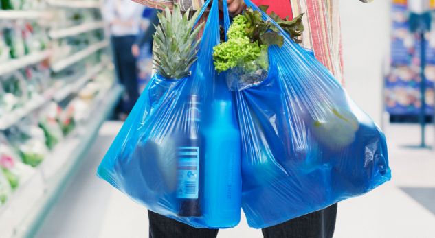 3 MUAJ NGA HYRJA NË FUQI E LIGJIT/ Qeset plastike ende në qarkullim