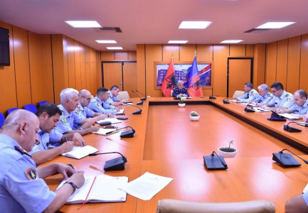 VITI I RI SHKOLLOR/ Muhamet Rrumbullaku mbledh drejtuesit e policisë: Efektivët rrugorë të mos ndalojnë dhe gjobisin prindërit që çojnë fëmijët në shkolla, por…