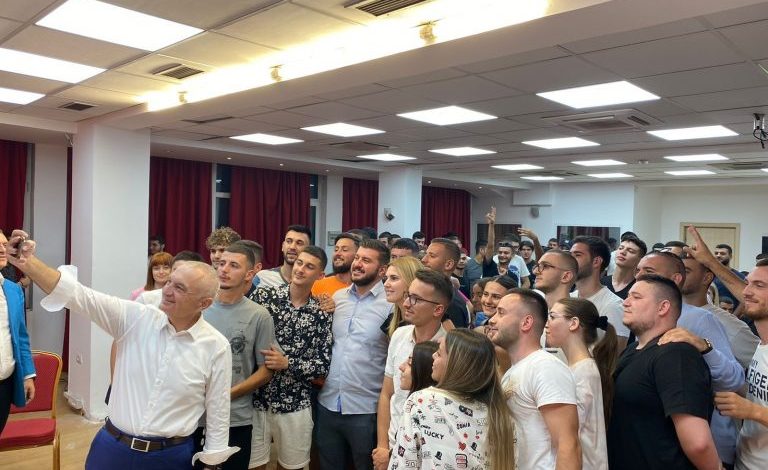 EMIGRIMI/ Meta nxjerr foton me të rinjtë dhe bën thirrjen: T’ua kthejmë Shqipërinë shqiptarëve
