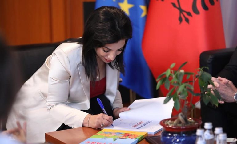 JEP LAJMIN E MIRË/ Kushi: Së shpejti tekst i përbashkët edhe për nxënësit shqiptarë në Mal të Zi