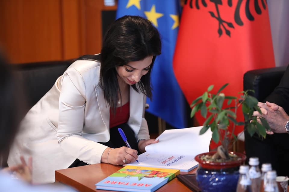 JEP LAJMIN E MIRË/ Kushi: Së shpejti tekst i përbashkët edhe për nxënësit shqiptarë në Mal të Zi