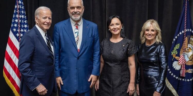 NË SHBA/ Edi Rama publikon FOTON krah Joe Biden dhe bashkëshortes së tij