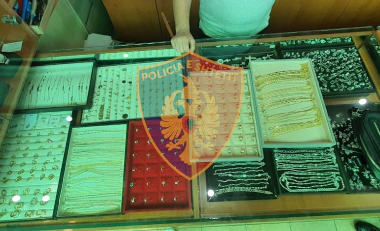 GODITEN 5 RASTE TË MALLRAVE KONTRABANDË NË DURRËS/ Procedohen pronarët e dyqaneve dhe sekuestrohen 2 kg flori