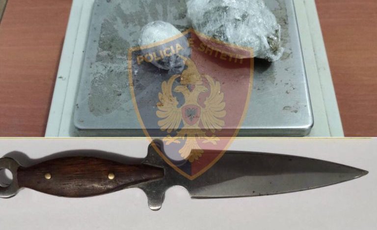 DROGË, SHKOP BEJSBOLLI DHE THIKË/ Arrestohet 32-vjeçari në Durrës, kontrolli “blic” e kapi në flagrancë