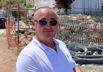 AUTOMJETI I TIJ U GJET ME XHAMA HAPUR DHE PA ÇELËS/ Zhduket biznesmeni shqiptar në Greqi, sapo kishte nisur të mblidhte borxhet