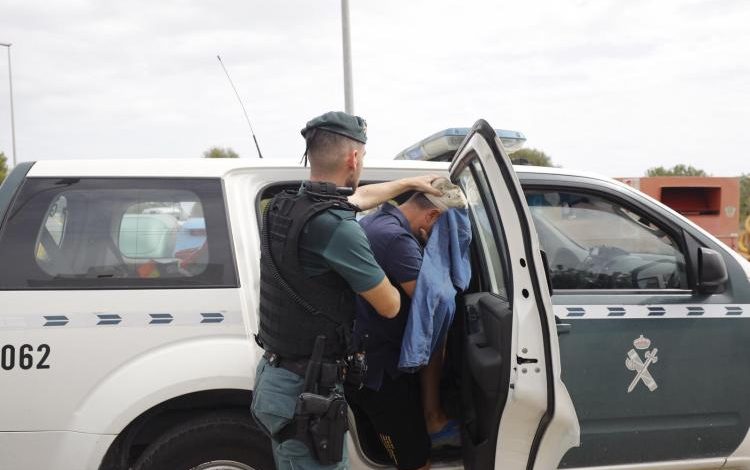 “DROGË, PARA DHE ARMË”/ Goditet rrjeti i shpërndarësve në Ibiza, shumica shqiptarë. Sekuestrohen mijëra euro