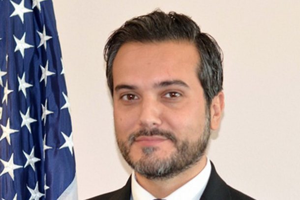 BIDEN I BESON NJË SHQIPTARI/ Ja kush është ambasadori i SHBA-ve në Mal të Zi!