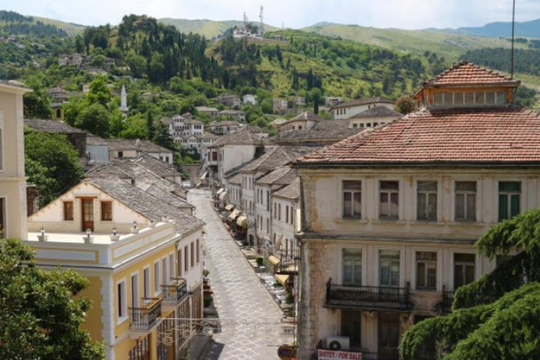 E RËNDË/ Bie nga muret e kalasë së Gjirokastrës, 39-vjeçari nga Greqia përfundon në spital