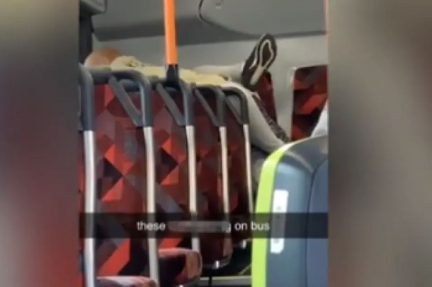 “ÇMENDET” ÇIFTI/ Bëjnë seks në mes të autobusit, tërbohen pasagjerët (VIDEO)