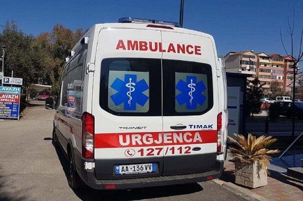 PO PESHKONTE NË LUMË/ Grepi kap telat e tensionit të lartë, pëson djegie një person në Korçë