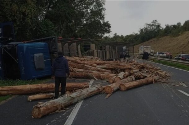 TRAGJIKE! Drurët e kamionit bien mbi makinë, vdesin 4 persona