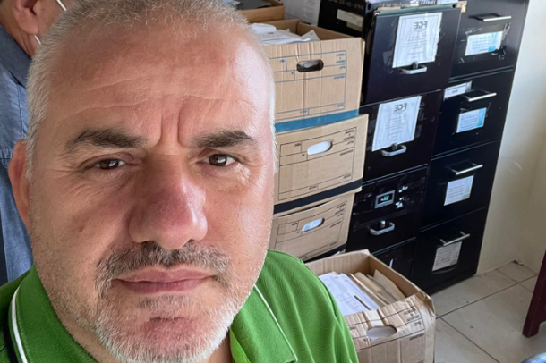 FOTO ME KUTI BANANESH TË MBUSHURA PLOT/ Gazetari “përfundon” në zyrën e prokurorit në Ekuador
