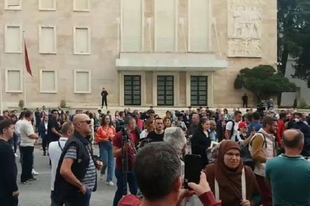 STUDENTËT NË TIRANË PROTESTË PARA KRYEMINISTRISË/ Paraqesin peticionin me 6000 firma, ja çfarë kërkojnë (FOTO)