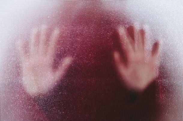 HORROR NË SHBA/ Nëna shet të bijë 6-vjeçare për një palë atlete, burri që e blen e përdhunon në sy të saj…
