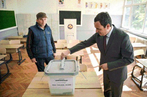 KANDIDATI I VETËM NË GARË/ Kurti voton në zgjedhjet për kreun e LVV: Urime e gëzuar të gjithëve