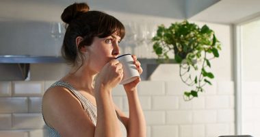 NJË ZAKON QË NDIQET NGA SHUMË NJERËZ/ Mjeku shpjegon pse nuk duhet të pini kafe sapo zgjoheni