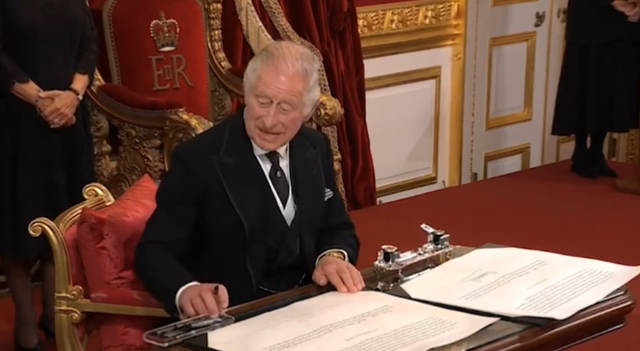 PAMJET/ Momenti i sikletshëm, mbreti Charles III ‘del nga vetja’, po firmoste dokumentet por…