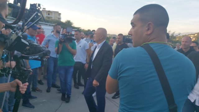 PROTESTA/ Ilir Meta takohet me Sali Lushën: Ku je o i madh, Stresin si e kam?