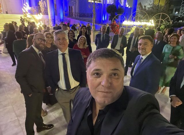 “RROFSH DASH QË NA MBLODHE”/ Deputeti i PD marton vajzën dhe bën bashkë demokratët
