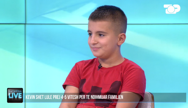 “KUPTOVA QË JETA ISHTE E VËSHTIRË”/ Kevin Qoku, vogëlushi që shet lule për të ndihmuar familjen: Dua të bëhem piktor…
