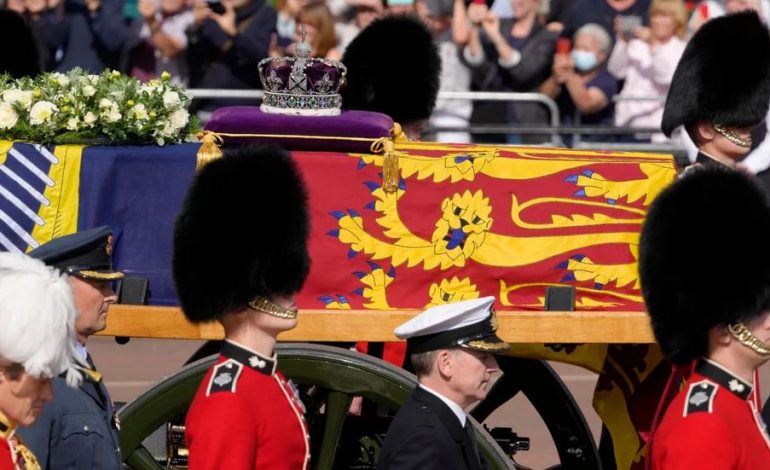 KORTEZHI ME TRUPIN E MBRETËRESHËS ELIZABETH NË LONDËR/ Charles, William dhe Harry e ndjekin në këmbë
